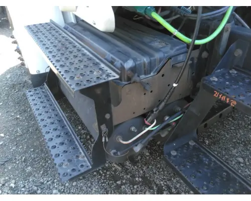INTERNATIONAL 8600 BATTERY BOX STEP