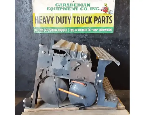 INTERNATIONAL 8600 Battery BoxTray