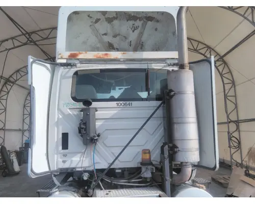 INTERNATIONAL 8600 CAB