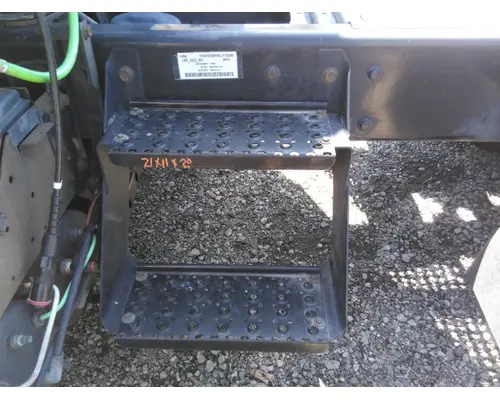 INTERNATIONAL 8600 FRAME STEP