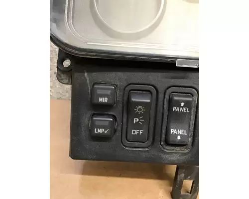 INTERNATIONAL 8600 GAUGE CLUSTER