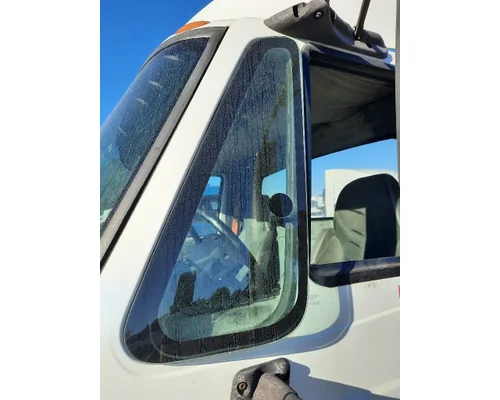 INTERNATIONAL 8600 GLASS, DOOR VENT, FRONT