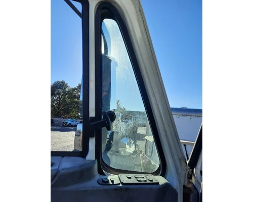 INTERNATIONAL 8600 GLASS, DOOR VENT, FRONT