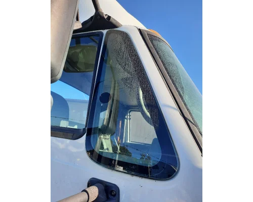 INTERNATIONAL 8600 GLASS, DOOR VENT, FRONT