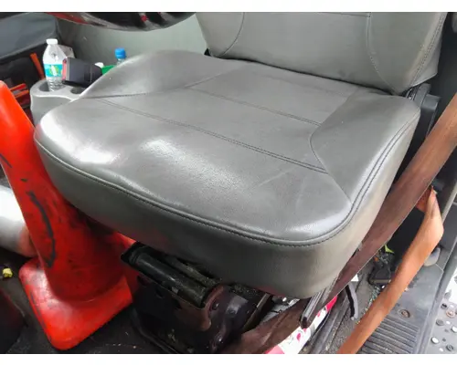 INTERNATIONAL 8600 SEAT, FRONT