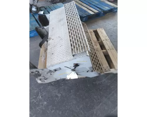 INTERNATIONAL 9200I BATTERY BOX STEP