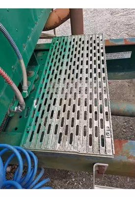 INTERNATIONAL 9200 DECK (CATWALK) STEP