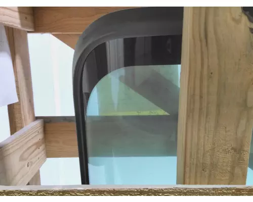 INTERNATIONAL 9200 Windshield Glass