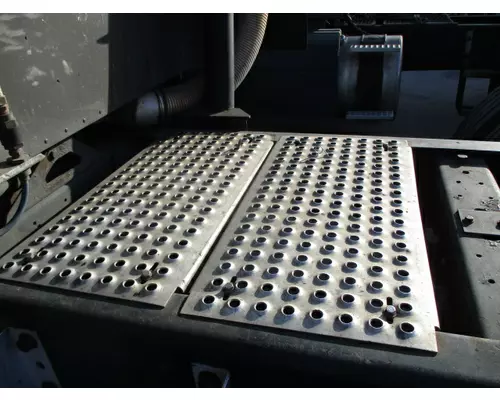 INTERNATIONAL 9400I DECK (CATWALK) STEP