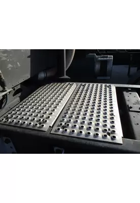 INTERNATIONAL 9400I DECK (CATWALK) STEP