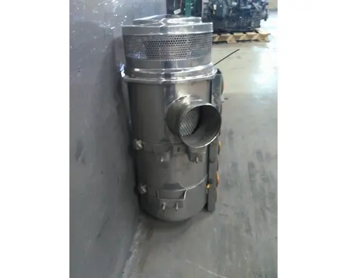 INTERNATIONAL 9900IX AIR CLEANER