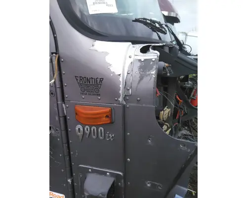 INTERNATIONAL 9900IX CAB