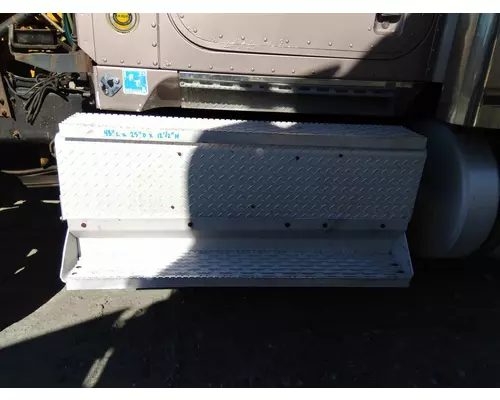 INTERNATIONAL 9900I BATTERY BOX