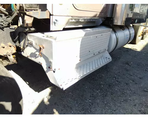 INTERNATIONAL 9900I BATTERY BOX