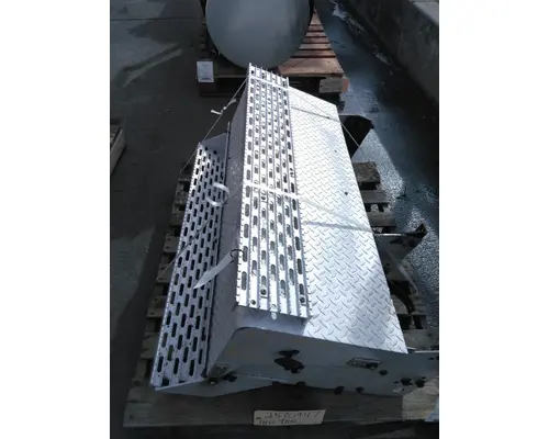 INTERNATIONAL 9900I BATTERY BOX