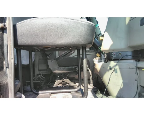INTERNATIONAL 9900I SEAT, FRONT
