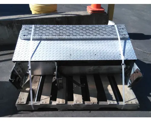 INTERNATIONAL 9900I TOOL BOX