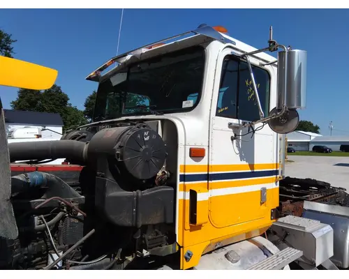 INTERNATIONAL 9900 CAB