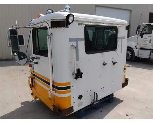 INTERNATIONAL 9900 CAB