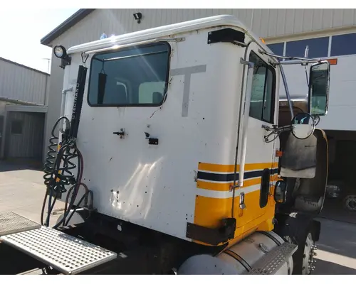 INTERNATIONAL 9900 CAB