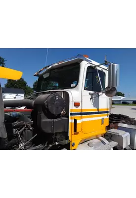 INTERNATIONAL 9900 CAB