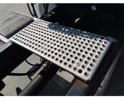 INTERNATIONAL 9900 DECK (CATWALK) STEP