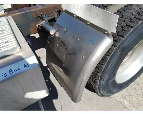 INTERNATIONAL 9900 FENDER, QUARTERHALF REAR