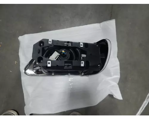 INTERNATIONAL 9900 Headlamp Assembly