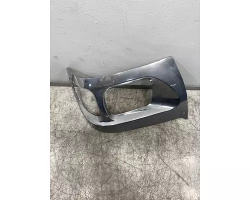 INTERNATIONAL 9900 Headlight Bezel