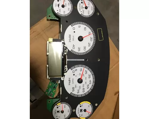 INTERNATIONAL 9900 Instrument Cluster