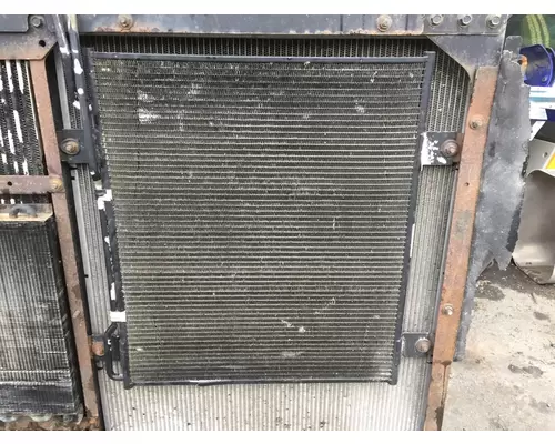 INTERNATIONAL 9900 Radiator