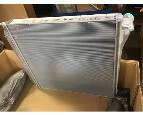 INTERNATIONAL 9900 Radiator