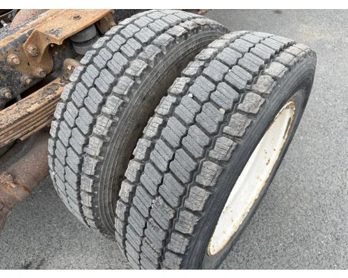 INTERNATIONAL CF600 Tire and Rim