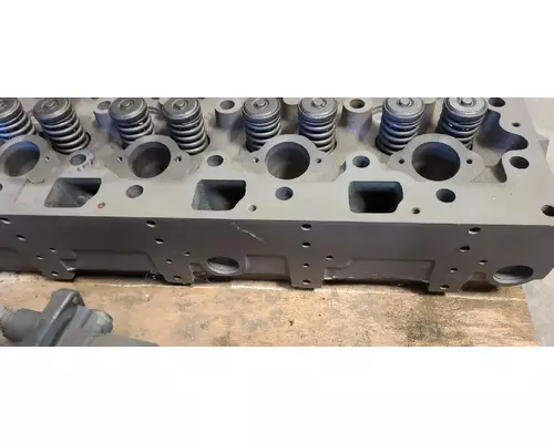 INTERNATIONAL DT 466E Cylinder Head