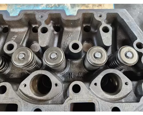 INTERNATIONAL DT 466E Cylinder Head