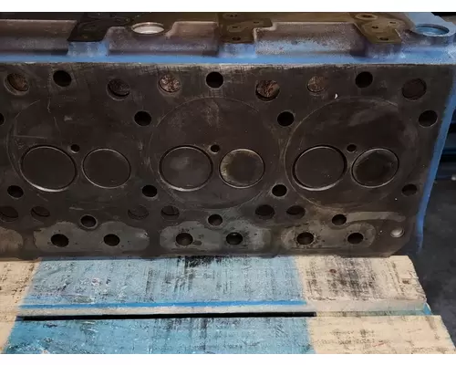 INTERNATIONAL DT 466E Cylinder Head