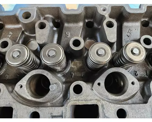 INTERNATIONAL DT 466E Cylinder Head