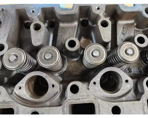 INTERNATIONAL DT 466E Cylinder Head