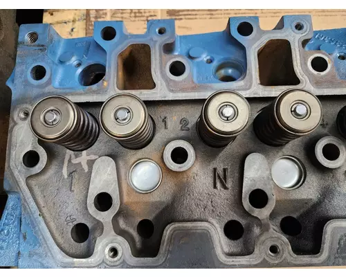 INTERNATIONAL DT 466E Cylinder Head