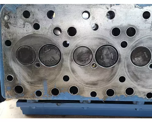 INTERNATIONAL DT 466E Cylinder Head