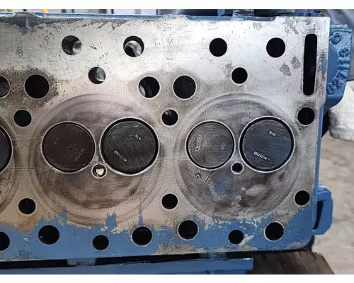 INTERNATIONAL DT 466E Cylinder Head