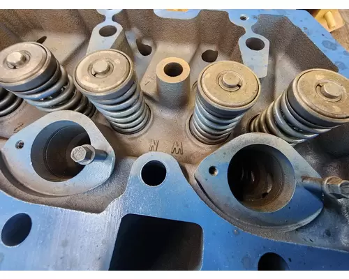 INTERNATIONAL DT 466E Cylinder Head