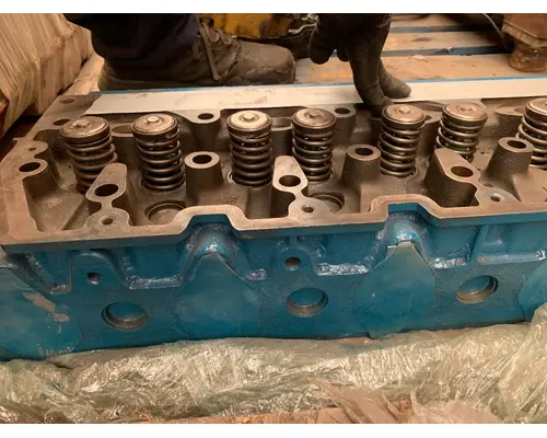 INTERNATIONAL DT 466E Cylinder Head