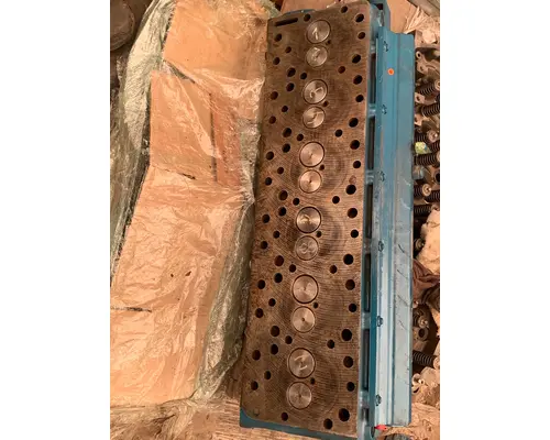 INTERNATIONAL DT 466E Cylinder Head