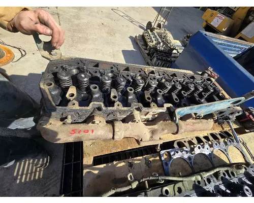 INTERNATIONAL DT 466 Cylinder Head
