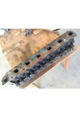 INTERNATIONAL DT 466 Cylinder Head