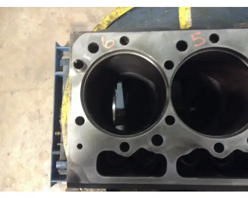 INTERNATIONAL DT466M Engine Block