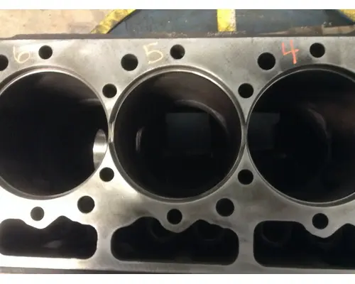 INTERNATIONAL DT466M Engine Block