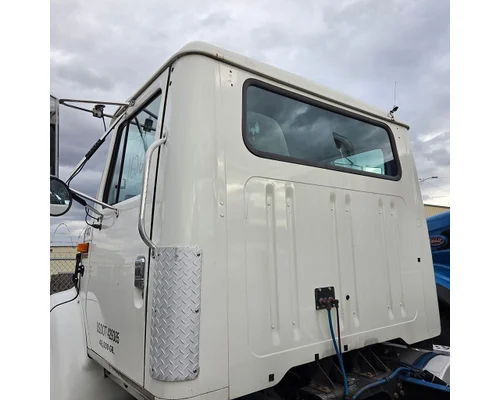INTERNATIONAL F-8100 Cab