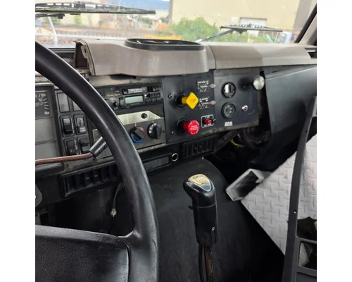 INTERNATIONAL F-8100 Cab